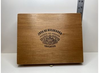 Vintage Wooden Cigar Box JOYA DE NICARAGUA Churchill