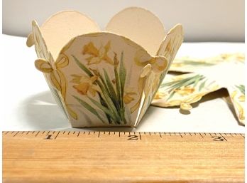 6 Adorable Tiny Vintage Paper Baskets: Daffodil Design