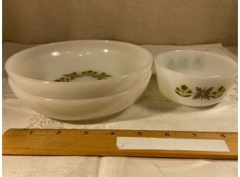 Pyrex Like - MCM Meadow Green Fire King Bowls 1 Chip