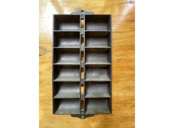 Unmarked Cast Iron Cornbread Pan With 12 Compartments 12' X 6.5'