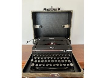 Old Royal Typewriter - Portable - Cleaned - Original Case And Key - Excellent Condition
