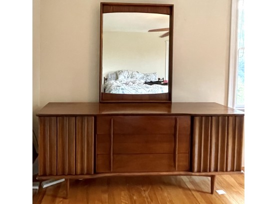 Low Mid Century Modern United Furniture Corporation Dresser Bureau  With Attached Matching Mirror