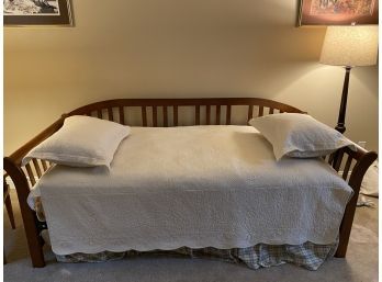 Fabulous Day Bed In Like New Condition With Linens 3BR301