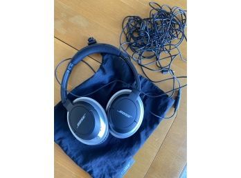 Bose Headphones With Storage Bag.LV20