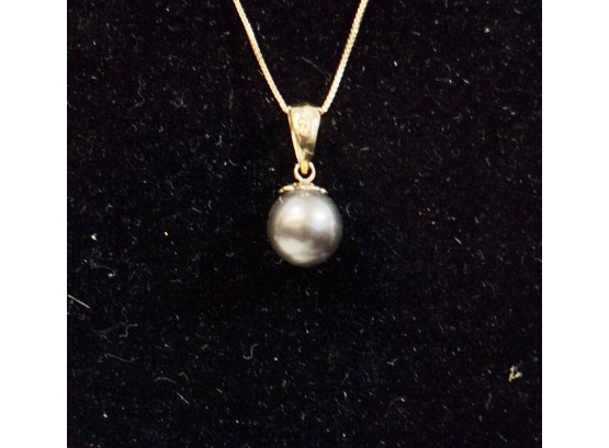 18k Necklace With Black Pearl Pendant 18' L