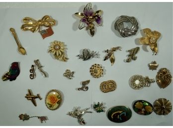 Lot Of  26 Pins/brooches