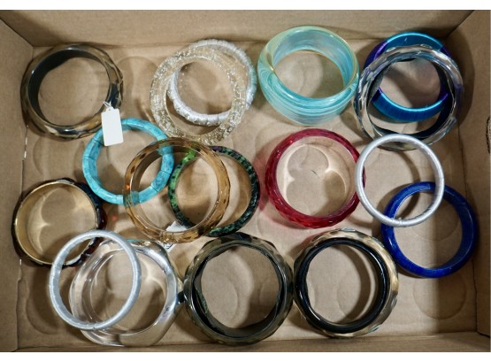 LOT OF 18 BANGLES INCLUDING LAPIS