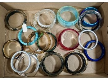 LOT OF 18 BANGLES INCLUDING LAPIS