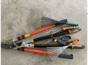 Garden Tools With 2 Hedge Clippers