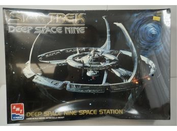 AMT Ertl Star Trek Deep Space Nine Space Station # 8778 Model
