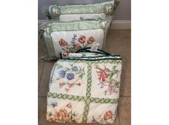 2 Floral Pillows And Comforter - Br3o