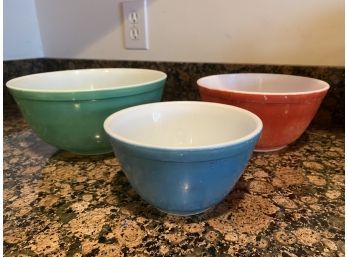 3 Pyrex Nesting Bowls (needs Good Cleaning)