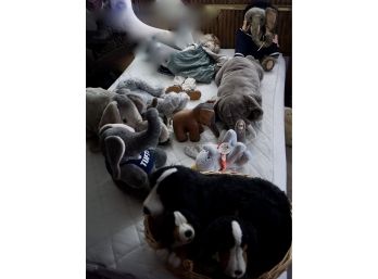 10 Stuffed Animals On Bed - Tufts Electric