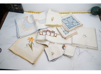 BEAUTIFUL Large Lot Of Embroidered  Linen Napkins Etc