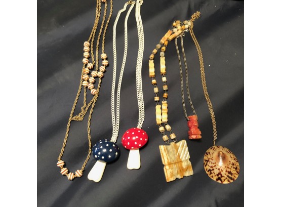 Great Lot Of Retro Necklaces, Mushrooms, Shell, Alabaster, Carved Multi Mixed Metals, Enamel, Etc
