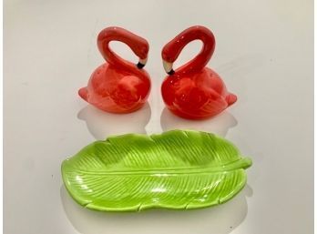 Flamingo Salt And Pepper Set With Tray Two's Company