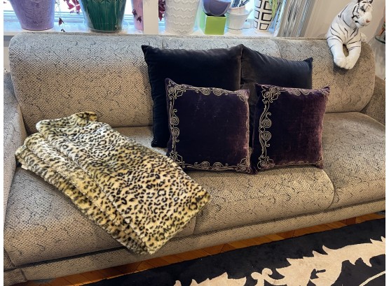 4 Decorative Pillows And Leopard Faux Fur Blanket