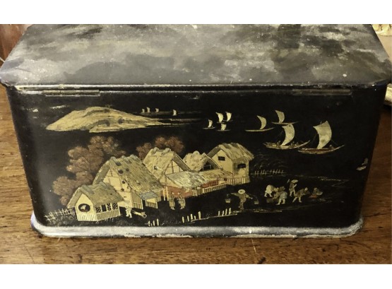 VINTAGE ASIAN BLACK LAQUERED AND DECORATED TEA BOX