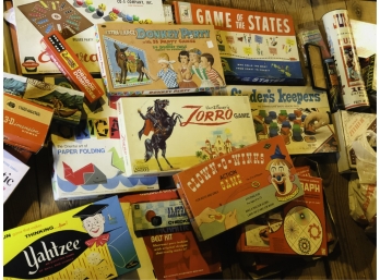 APPROX (25) VINTAGE GAMES AND TOYS