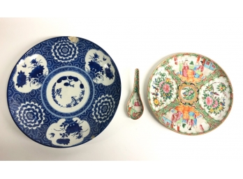 ROSE MEDALLION PLATE/SPOON W/ BLUE AND WHITE PLATE