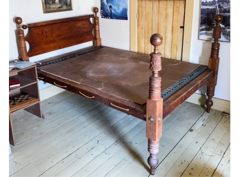 18TH CENTURY CANNONBALL ROPE BED