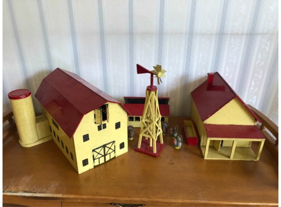 VINTAGE CHILDS FARM BUILDING AND ANIMALS
