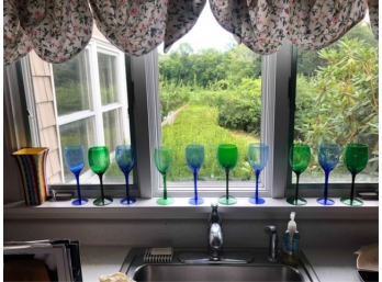 (10) BLUE AND GREEN WINE GLASSES W/ CERAMICE VASE