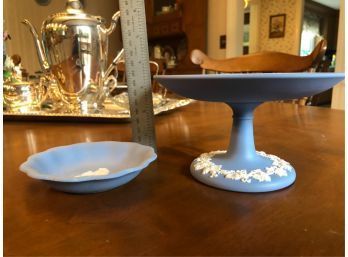 WEDGWOOD JASPERWARE STAND AND A SMALL PLATE