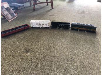 (3) MODEL TRAIN HAULING CARS AND AN ENGINE