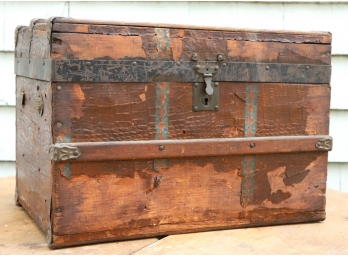 ANTIQUE DOLL TRUNK