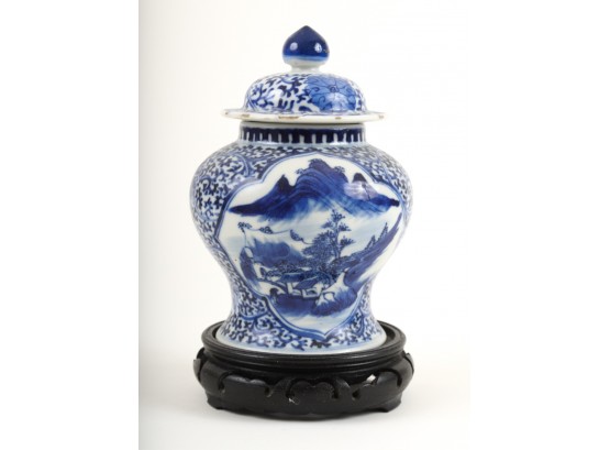 19th c CHINESE PORCELAIN BLUE & WHITE COVERED URN