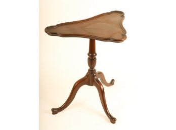 SMALL QUEEN ANNE STYLE MAHOGANY DISH TOP STAND