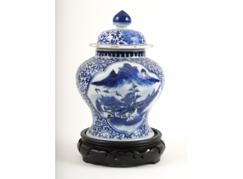 19th c CHINESE PORCELAIN BLUE & WHITE COVERED URN