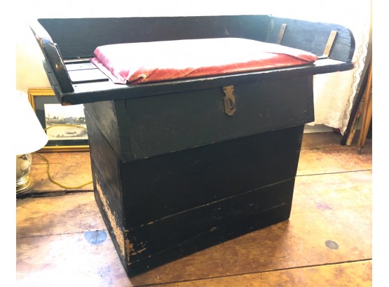 ANTIQUE LIFT TOP CARRIAGE BENCH TRUNK