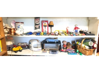 LARGE LOT VINTAGE/MODERN TOYS AND COLLECTIBLES