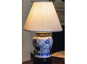 BLUE & WHITE CHINESE PORCELAIN TABLE LAMP