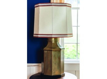LARGE OCTAGONAL BRASS CANISTER-FORM TABLE LAMP