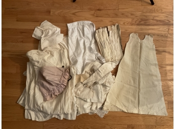 GROUPING OF ANTIQUE LINEN CLOTHING
