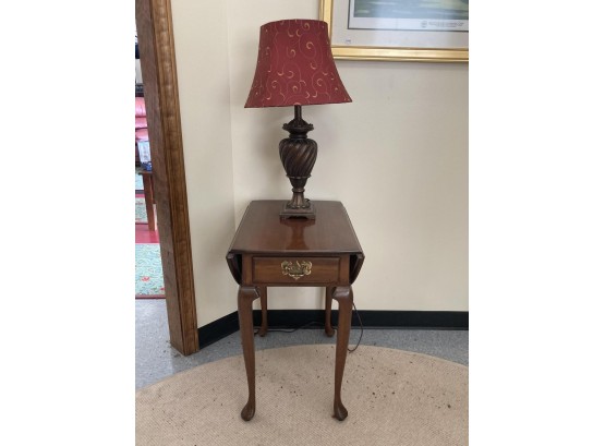 DECORATIVE MOLDED LAMP W/ QUEEN ANNE STYLE STAND