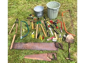 LOT HAND AND GARDEN TOOLS