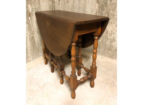 WILLIAM and MARY STYLE GATE LEG DROP LEAF TABLE