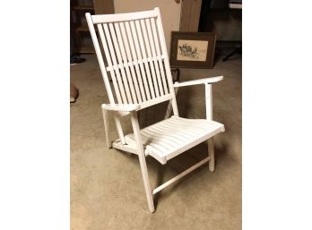 FOLDING LOUNGE CHAIR IN WHITE PAINT