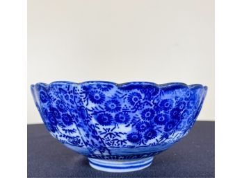 FOOTED BLUE & WHITE CHINESE BOWL w SCALLOPED RIM