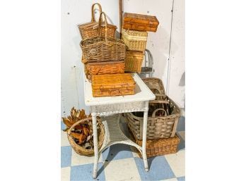 COLLECTION OF BASKETS AND WICKER PIECES