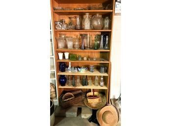 LOT OF GLASS AND BASKETS
