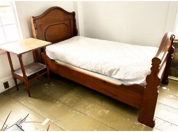 VICTORIAN TWIN SIZED BED W/ (1) DRAWER STAND