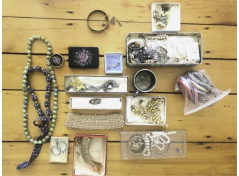 LARGE LOT OF VINTAGE COSTUME JEWELRY