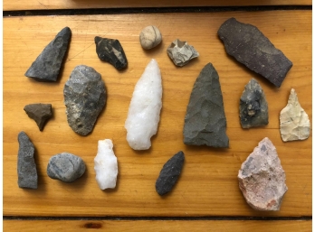 LARGE LOT ARROWHEADS, TOOLS AND OTHER STONES