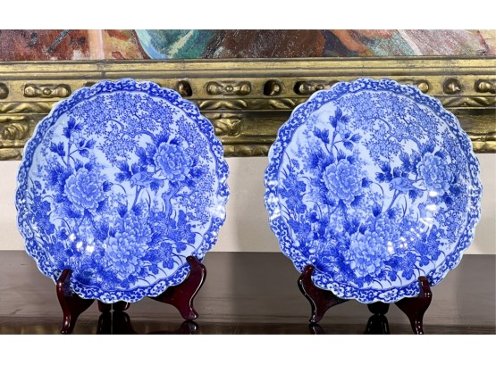 PAIR OF SCALLOPED RIMMED CHINESE DISHES