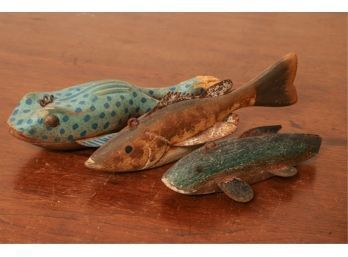 (2) CARVED & PAINTED WOODEN FISH DECOYS & FROG
